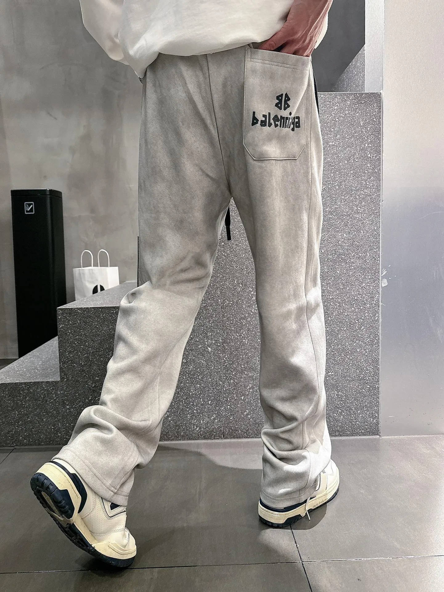 Balenciaga 🆕2026 Autumn and Winter New Arrival Casual Pants! The official website will be released simultaneously. Brand Classic LOGO casual pants, customized fabrics, excellent comfort and strong touch. Highly recognisable, perfect appearance and craftsmanship. Size:M-3XL